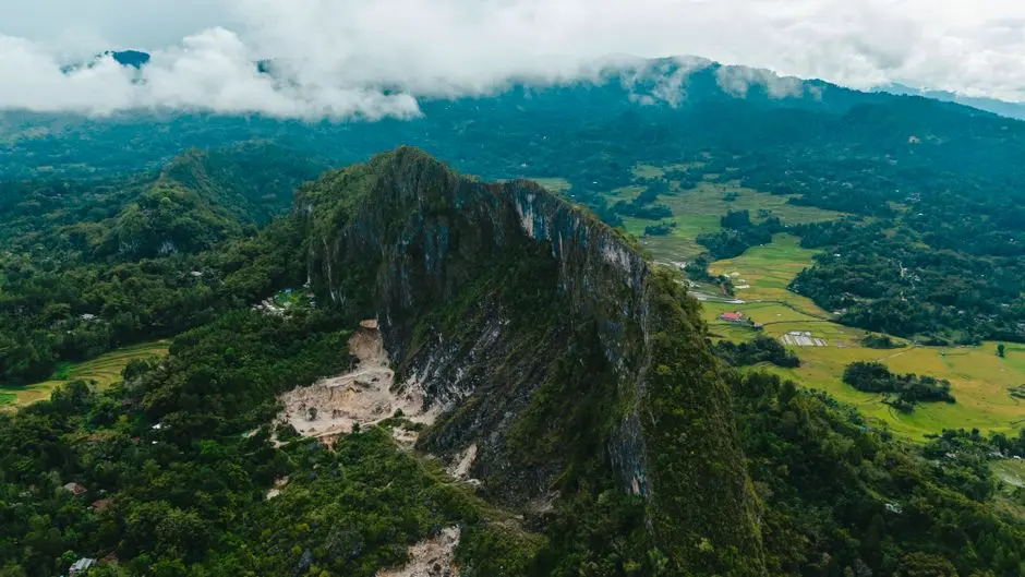 Pemandangan air terjun dan bukit kapur di Sulawesi Tenggara