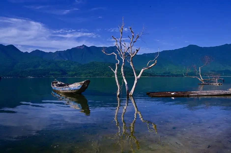 Pemandangan Danau Biru Rumbia