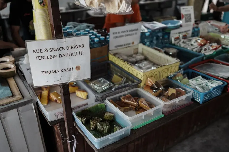 Warung lokal dan suasana perjalanan wisata hemat